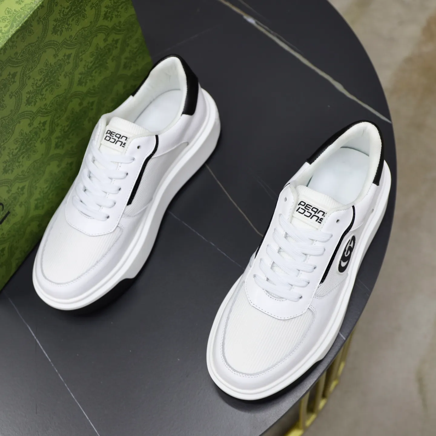 Ex-factory price: 462💰🙅‍♂️🙅‍♂️🙅‍♂️ Brand: GUCCI Standard code: 38-44 (45 customized) Grade: Same as the official website Material: Original material splicing Comfortable and breathable lining Lightweight and wear-resistant sports outsole Style category: Men's fashionable casual shoes Running sneakers Distinguished luxury brand elements Top luxury Color: actual picture color